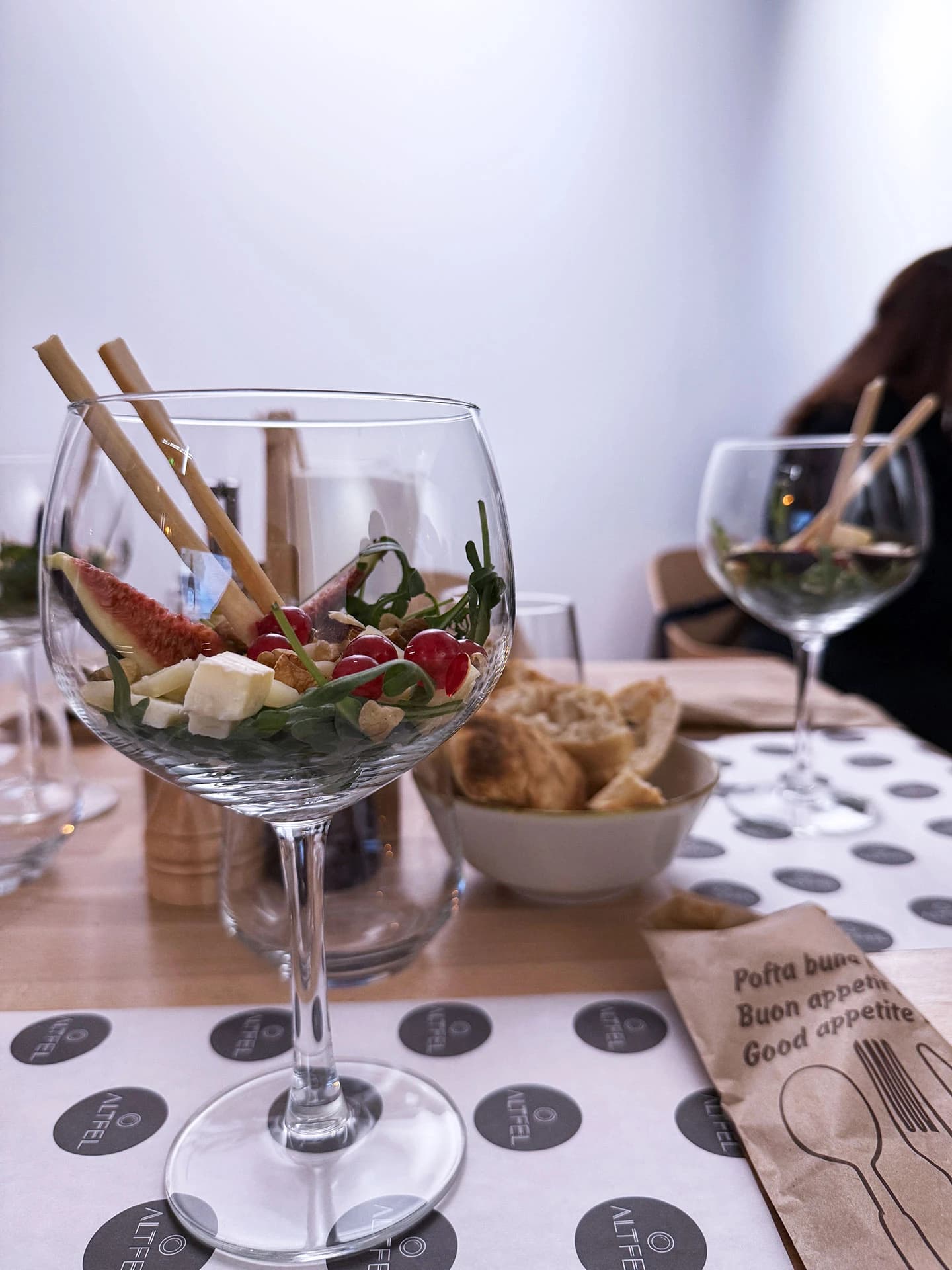 https://cdn.ascentwine.ro/image/resizedwebp/catalog/evenimente/eveniment-divus/ascent_wine_bistro_eveniment_011-1440x1920.webp