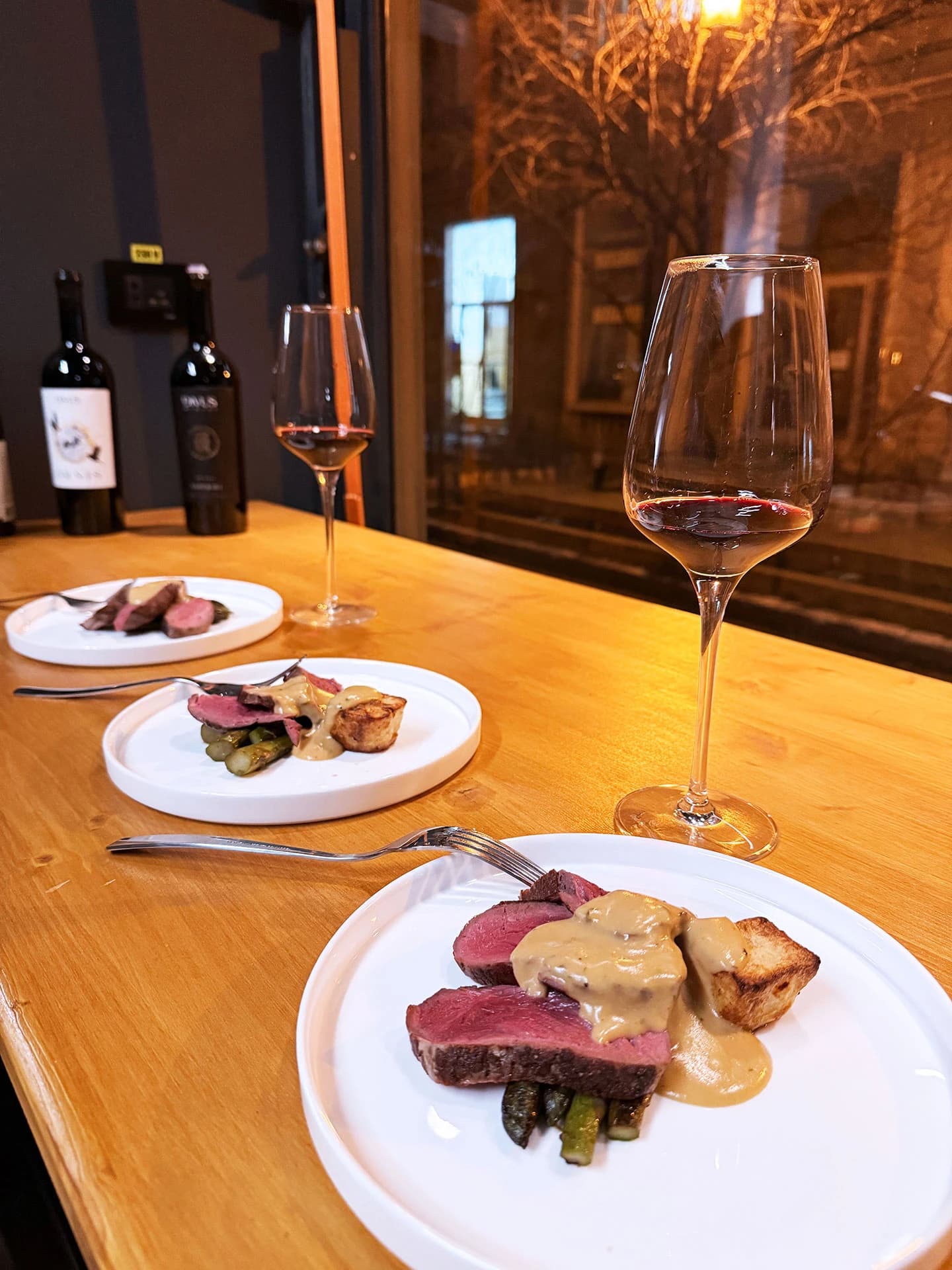 https://cdn.ascentwine.ro/image/resizedwebp/catalog/evenimente/eveniment-divus/ascent_wine_bistro_eveniment_03-1440x1920.webp