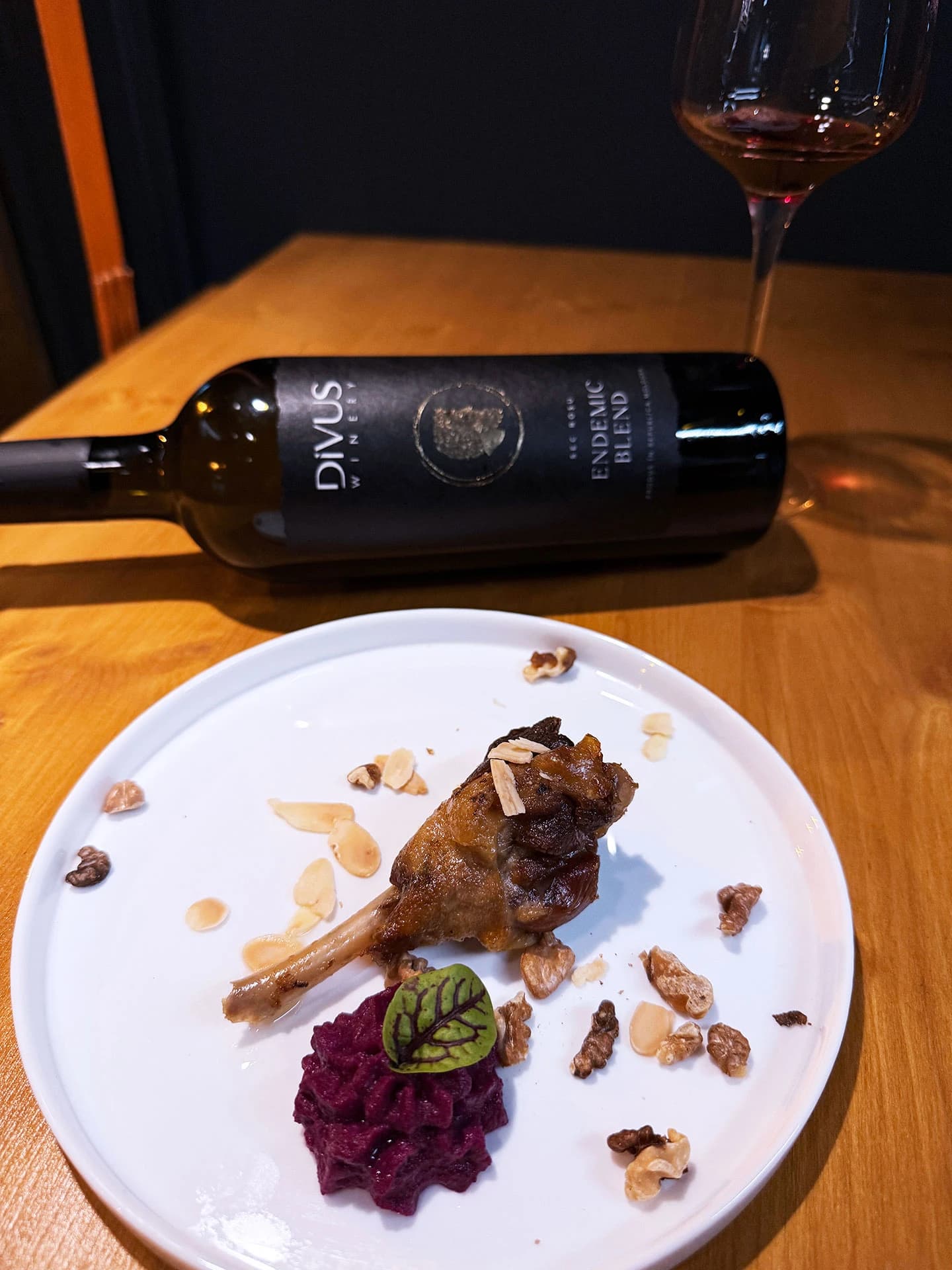 https://cdn.ascentwine.ro/image/resizedwebp/catalog/evenimente/eveniment-divus/ascent_wine_bistro_eveniment_06-1440x1920.webp
