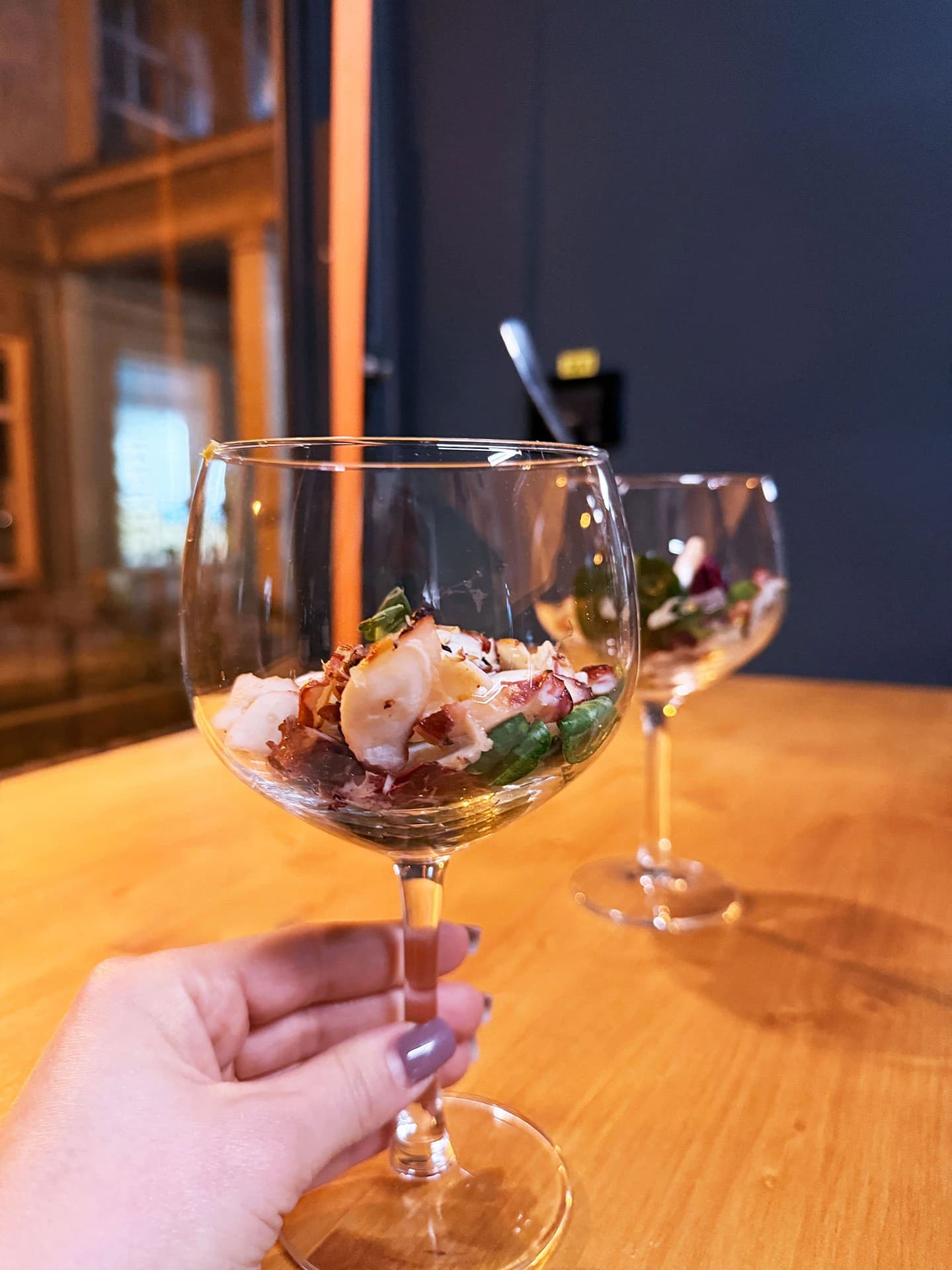 https://cdn.ascentwine.ro/image/resizedwebp/catalog/evenimente/eveniment-divus/ascent_wine_bistro_eveniment_07-1440x1920.webp
